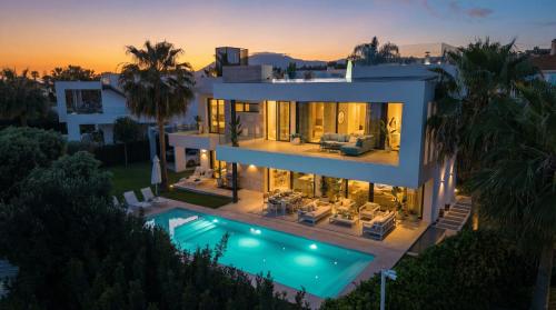 VACATION MARBELLA I Villa Fleur, Rooftop Hot Tub, Heated Pool, Sauna, Cine, GYM, Sea View, Close to The Beach