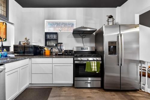 Spacious dual-unit home with private backyard - image 13