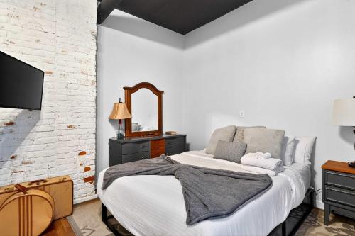 Spacious dual-unit home with private backyard - image 6