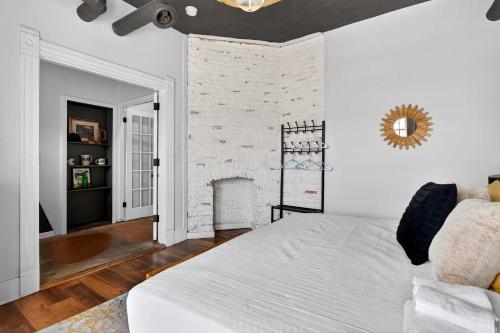 Spacious dual-unit home with private backyard - image 11