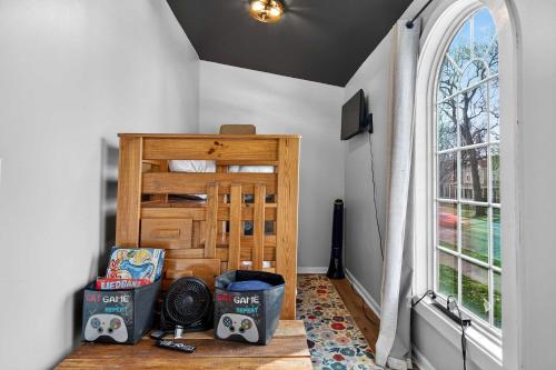 Spacious dual-unit home with private backyard - image 12