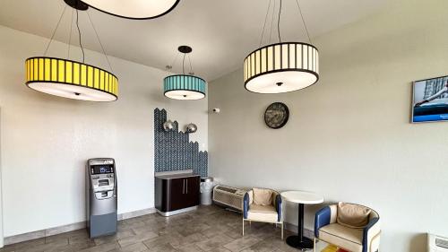 Studio 6 Suites Lexington Kentucky - image 6