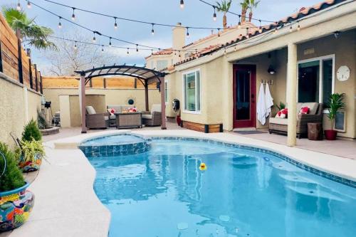 Modern 3BR Home with Pool Jacuzzi Games Room – khách sạn tại Henderson