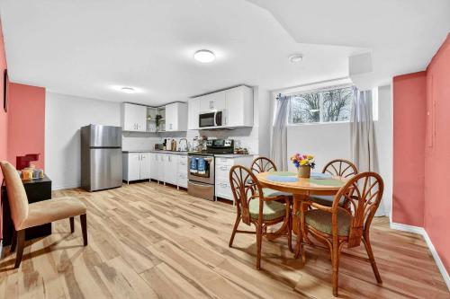 Spacious 1 BD + 1 Den near Marina and Canal in Port Colborne (ON)