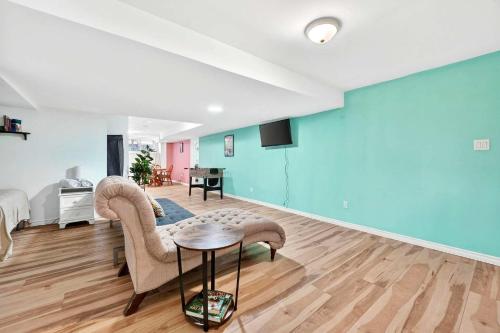 Spacious 1 BD + 1 Den near Marina and Canal in Port Colborne (ON)