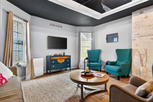Spacious retreat w private backyard near downtown