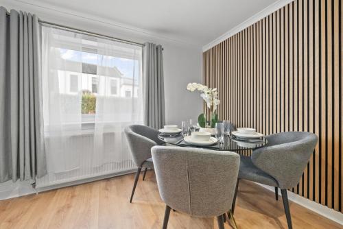 Зручності, 2 Bedroom House in Greenock with Free Parking - Close to Clyde Shipyard in Грінок
