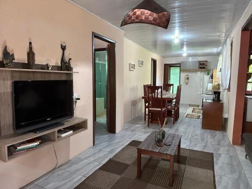 共用Lounge/電視區, 250m da praia, Campeche, Morro das Pedras, Casa Ondas do Sul in 莫霍達斯佩德拉斯