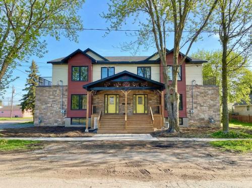 Stunning Family Suite 2 King Beds Piano Sleeps 10 in Port Colborne (ON)