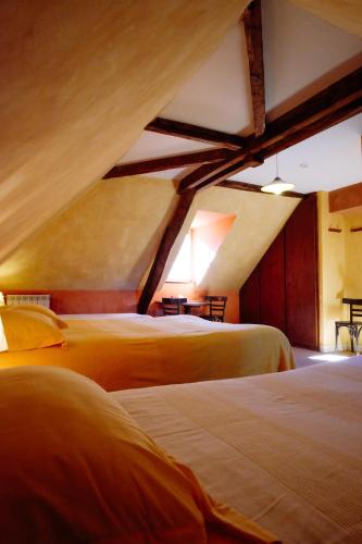 1 double bed, 2 twin beds