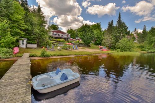 Maison du lac avec plage, embarcations, billard et spa privé (Maison du lac avec plage, embarcations, billard et spa prive) in Saint Donat (QC)