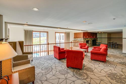 共用Lounge/電視區, Ski in-out, Slope and Pool Views 1BR at Country Inn in 漢考克