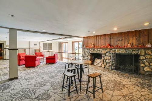 Ski in-out, Slope and Pool Views 1BR at Country Inn in 漢考克