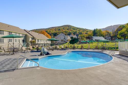 泳池, Ski in-out, Slope and Pool Views 1BR at Country Inn in 漢考克