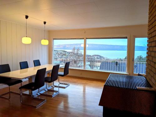 . Aurora Fjord View Escape Narvik garden sleeps 10