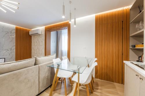 Urban Chic Apartment Terrace & View by PikHost - image 5