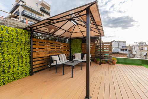 Urban Chic Apartment Terrace & View by PikHost - image 4