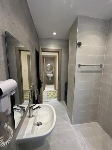 SAKN 10 - Two Bedroom Apartment - image 8