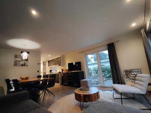 Shared lounge/TV area, Forest Family 6 persoons op 5 sterren park in Beekbergen