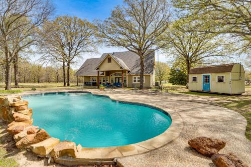 1 Mi to Lake Fork! Countryside Escape w/ Pool in Gantera