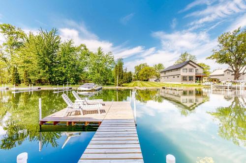 . The Boat House with Dock Enjoy Lake Life!