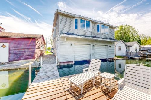 The Boat House w/ Dock: Enjoy Lake Life! in Syracuse (IN)