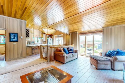The Boat House w/ Dock: Enjoy Lake Life! in Syracuse (IN)