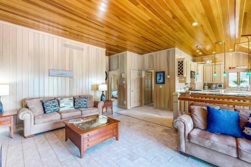 The Boat House w/ Dock: Enjoy Lake Life! in Syracuse (IN)