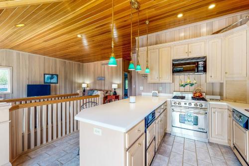 The Boat House w/ Dock: Enjoy Lake Life! in Syracuse (IN)