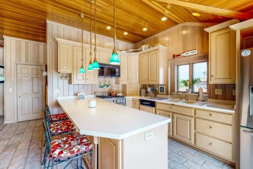The Boat House w/ Dock: Enjoy Lake Life! in Syracuse (IN)