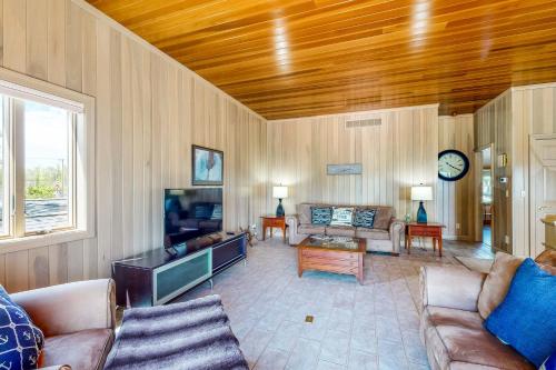 The Boat House w/ Dock: Enjoy Lake Life! in Syracuse (IN)