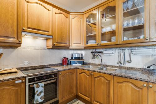 Bom Sucesso View House by Holiday Rental Madeira in ฟุนคาล