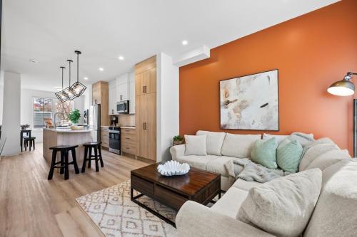 Rooftop Patio, King Bed, 2 Ensuites, Garage