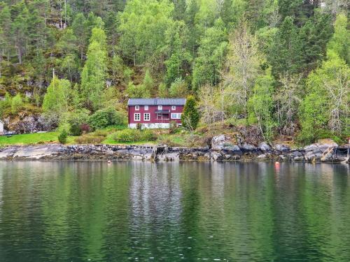 Фасада на хотела, Gammalt Fiskarhus Av Mjosundet I Aure in Mjosundet