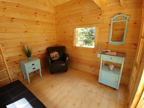 Cozy Cabin #2 in Maynooth (ON)