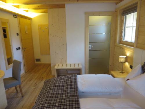 Double or Twin Room image 9