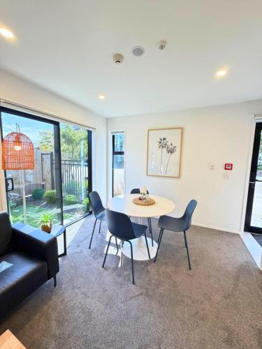 Central 2 Bedroom Townhouse with Private Yard - image 3