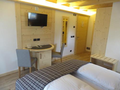 Double or Twin Room image 8