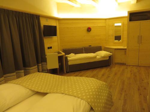 Double or Twin Room with Extra Bed image 5