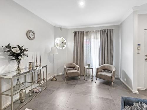 Bright 3-Bed House with Garage Parking - image 3