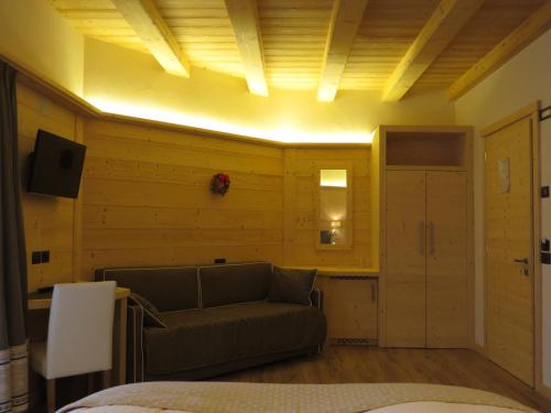 Double or Twin Room with Extra Bed image 7