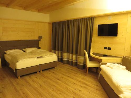 Double or Twin Room with Extra Bed image 9
