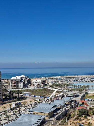 Marina Sea View 3 Bedroom 2 Bathrooms Near Center – khách sạn tại Ashdod