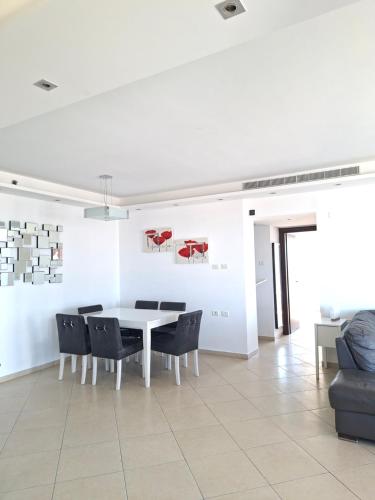 Sadržaji, Marina Sea View 3 Bedroom 2 Bathrooms Near Center in Ashdod