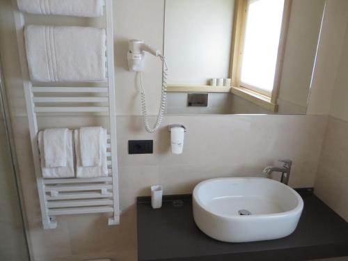 Double or Twin Room image 7