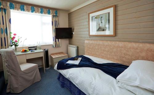 Cobo Bay Hotel - image 10