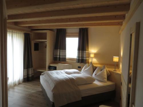 Double or Twin Room image 6