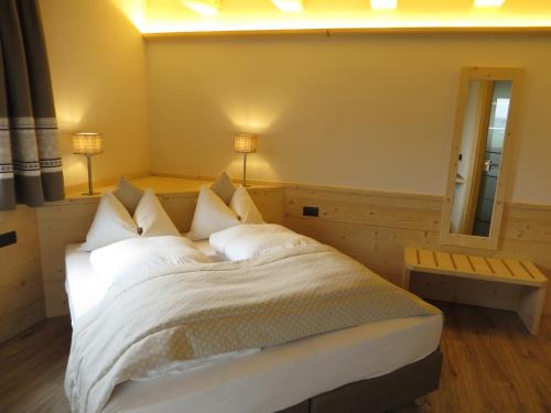 Double or Twin Room image 5