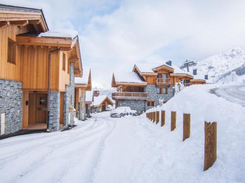 Chalet de luxe avec acces pistes, sauna et jacuzzi - FR-1-344-744 in Villarencel