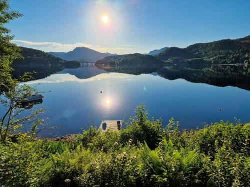 Фасада на хотела, Gammalt Fiskarhus Av Mjosundet I Aure in Mjosundet